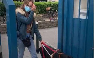 La jeune Bérénice, malvoyante, et son chien-guide Opium.