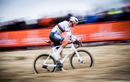 Van Der Poel pousse un concurrent sur la route de la victoire