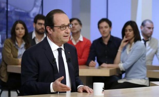 Le président François Hollande interrogé par Maitena Biraben dans l'émission Le Supplément sur Canal +, le 19 avril 2015 à Paris