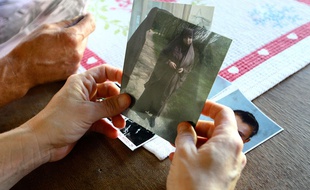 En octobre 2014, Severine Ali Mehenni, habitante de Lézignan, montre une photo de sa fille partie rejoindre le djihad en Syrie.