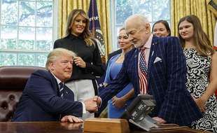Donald Trump serre la main de Buzz Aldrin le 19 juillet 2019 à la Maison Blanche