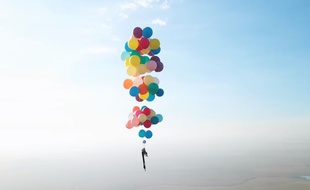 Tom Morgan a gonflé une centaine de ballons à l'hélium pour son fabuleux périple.