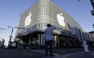 Le logo Apple sur un building de San Francisco le 8 juillet 2015.