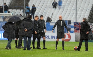 L'arbitre M. Varela inspectant la pelouse du stade Vélodrome avant Marseille - Valenciennes, le 18 janvier 2014.