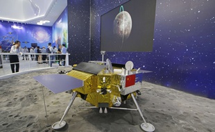 Une réplique du module chinois Chang'e IV, lors d'une exposition en Chine en novembre 2018.