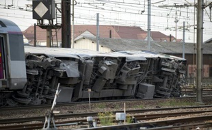 Un wagon couché sur la voie après son déraillement à la station de Brétigny-sur-Orge, en Essonne, le 12 juillet 2013