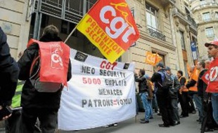 Les salariés de Neo Security devant le siège de l'entreprise, mercredi matin.