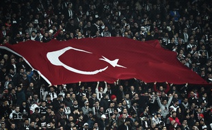 Les supporters du Besiktas, ici lors du 8e de finale contre Olympakos le 16 mars dernier. OZAN KOSE