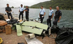 Des débris de la carlingue de l'avion de la compagnie Air moorea, qui s'est abîmé le 9 août en Polynésie, faisant au moins 16 morts