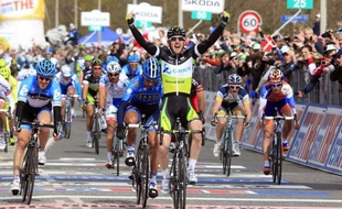 L'Australien Matt Goss (GreenEdge) a remporté la 3e étape du Tour d'Italie cycliste, lundi, à Horsens (Danemark), où le Britannique Mark Cavendish (Sky) a chuté à 150 mètres de la ligne.