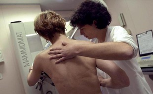 Illustration du cancer du sein: une patiente qui va passer une mammographie.