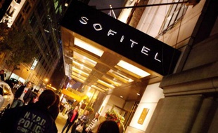 Un policier de l'unité scientifique de New York à l'entrée de l'hôtel Sofitel à New York, où a séjourné Dominique Strauss-Kahn, le 14 mai 2011.