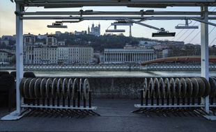 Les tables de la terrasse de ce café lyonnais situé au bord de la Saône pourraient être dépliées à nouveau à partir du mois prochain.