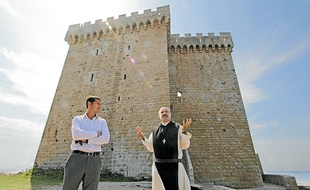 David Lisnard et le père-abbé devant le monastère fortifié de l'île St-Honorat.