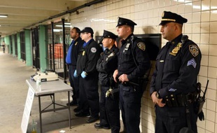 Des officiers de police dans un station de métro à New York le 24 octobre 2014