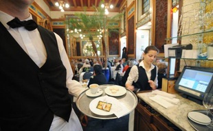 Les petits restaurants indépendants devraient encore perdre du terrain à l'avenir face à une restauration de chaîne plus structurée, selon une étude commandée par le patronat de la restauration qui souligne le poids de ce secteur économique.