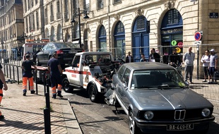 Les premières voitures restées coincées dans le parking des Salinières incendié, ont été évacuées le 6 juin.
