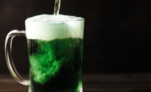 Pinte de bière verte en l'honneur de la Saint-Patrick