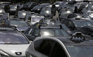 Une opération escargots des chauffeurs de taxis dans les rues de Paris, le 25 juin 2015