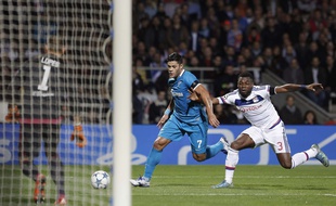 Comme au match aller, Hulk a été le bourreau de l'OL, comme ici en crochetant parfaitement Henri Bedimo sur le premier but du Zenit.