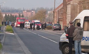 Un périmètre de sécurité installé, le 13 avril 2009, à Douchy-les-Mines, dans le Nord. Un forcené a abattu deux personnes avant de se rendre au GIPN.