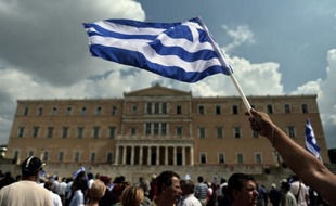 La Grèce reprend lundi des discussions cruciales avec ses créanciers pour boucler des coupes budgétaires impopulaires dont une partie est incluse dans l'avant-projet du budget 2013 devant être déposé dans la journée au parlement.