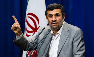 Le président iranien, Mahmoud Ahmadinejad, lors d'un meeting à Téhéran (Iran), dimanche 15 mai 2011.