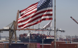 Un drapeau américain flotte sur un cargo en provenance d'Asie, en Californie.