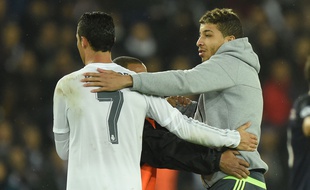 Un supporter parle à Cristiano Ronaldo lors de PSG-Real le 21 octobre 2015.