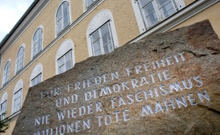 Une pierre commémorative à l'extérieur de la maison natale d'Hitler, à Braunau am Inn, en Autriche