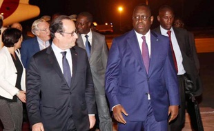 Le président français François Hollande (g) est accueilli à son arrivée à Dakar par son homologue sénégalais Macky Sall le 29 novembre 2014