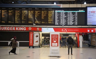 La gare Victoria à Londres, quasi déserte lundi 21 décembre 2020.