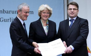 Le président de la Fondation du Musée des Beaux-Arts de Berne, Christoph Schäublin (G), la secrétaire d'Etat allemande à la Culture, Monika Grütters, et le ministre bavarois de la Justice Winfried Bausback, lors de la signature d'un accord sur la collection Cornelius Gurlitt à Berlin, le 24 novembre 2014