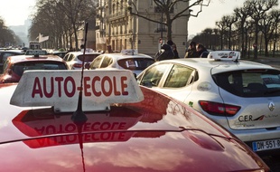 Les auto-écoles protestent contre la mise en place l'inscription en ligne pour accéder à une formation au permis de conduire.