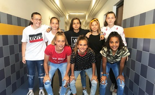 Les U15 de l'OGC Nice dans le couloir du collège Mistral, aux faux airs de vestiaires.