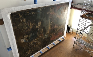Les locaux permettent d’accueillir des tableaux de grande taille.