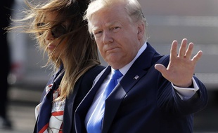 Le président des Etats-Unis Donald Trump, accompagné de sa femme Melania, à l'aéroport de Stansted, le 3 juin 2019.