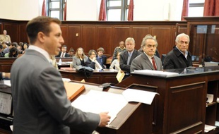 Dominique Strauss-Kahn et son avocat Benjamin Brafman (à d.) écoutent le procureur adjoint Artie McConnell (à g.) lors de l'audience préliminaire du patron du FMI à la Cour criminelle de Manhattan à New York le 16 mai 2011.