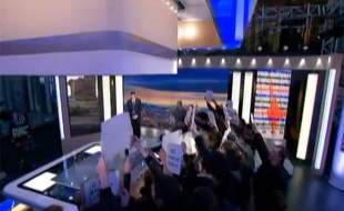 Un groupe d'intermittents du spectacle perturbe le 20H de France 2, le 8 avril 2014.
