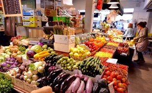 Illustration d'un étal de marché au Shuk HaNamal Market de Tel Aviv, le 27 mars 2015.