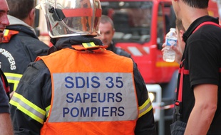 Des sapeurs-pompiers lors d'un incendie à Rennes en 2014.