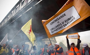 Plusieurs centaines de buralistes manifestaient à Paris le 22 mai 2013.