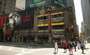 Une publicité pour la banque BNP Paribas sur Broadway, à New York, le 2 juin 2014