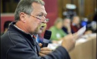 Porté par l'ardeur d'altermondialistes réunis ce week-end à Montreuil, José Bové a fait un grand pas en avant vers sa candidature à l'élection présidentielle, sans l'annoncer tout à fait, mais en affirmant qu'il le ferait le 1er février.