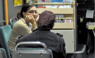 Dans le bus, outre une écoute, les usagers obtiennent des seringues et des jetons pour en retirer dans un distributeur rue de Sarrelouis.