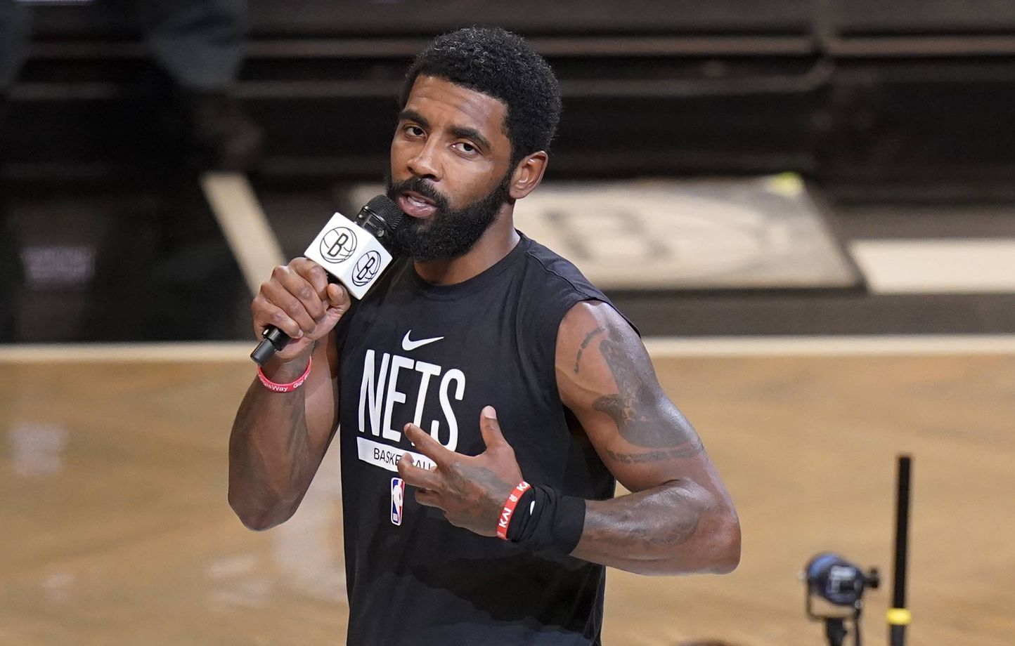 NBA Les Nets suspendent Kyrie Irving qui refuse de s excuser pour avoir promu un film antisemite