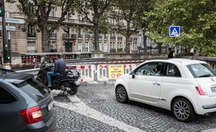 Des voitures près des Champs-Elysées à Paris.