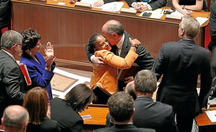 Très émue, Christiane Taubira a été félicitée par ses collègues de la majorité.