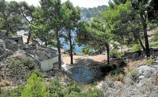 Dans la calanque de Port Miou, où se jette la colonne d'évacuation des boues rouges.