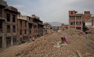 Dans une rue de Bhaktapur au Népal, le 6 avril 2016.